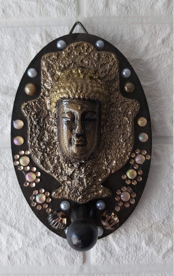 NomiBachar's tweet photo. Buddha Face Hamsa  key  Holder, Buddha Hold https://t.co/mlbEyficeZ #decorativebuddha #meditationstatue #buddhameditating #buddhawallart @etsymktgtool https://t.co/z3IiBRYrqh