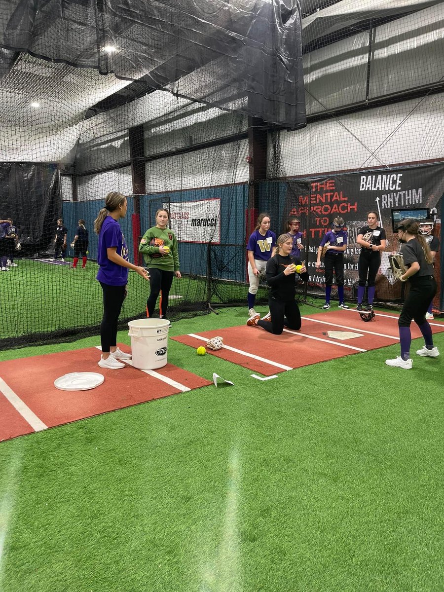 Aces_SoftballKC's tweet photo. Great All Skills Camp tonight for the KC community! Enjoyed all the girls that came out and wanted to get better! 

Thanks to Stevie Meade, Zoe Caryl, Kenzie Schopfer, Kinsey Fiedler, Ashton Maloney and Avery Hobson for their knowledge and time. 💜 https://t.co/EYDn9z4d6I