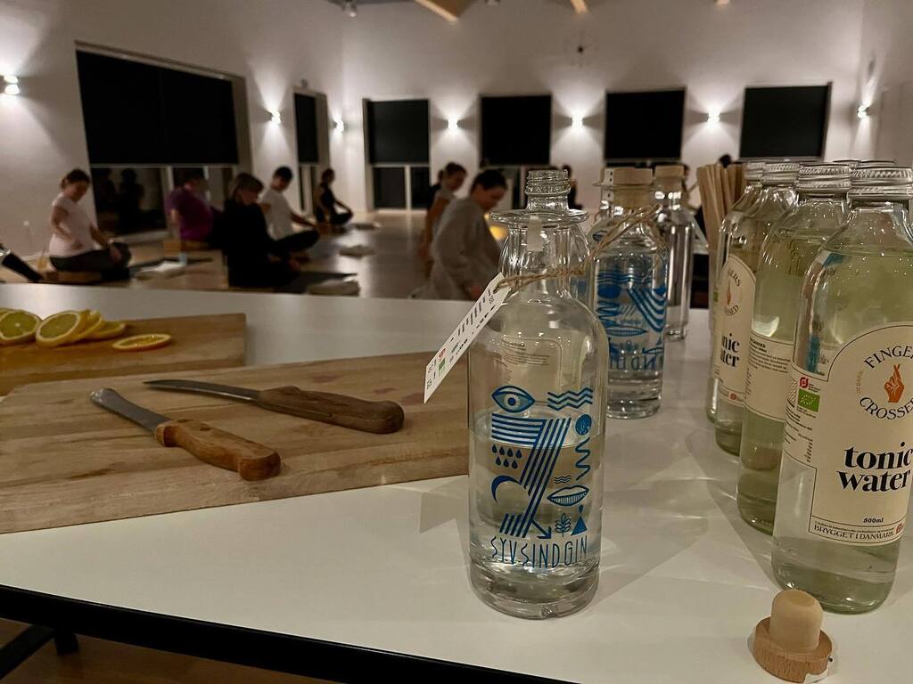 greensworlddk's tweet photo. Gin yoga med Syv Sind Gin 💪🧘🏻♂️🧘♀️🍸
@syvsindgin @bloomyoga.dk #ginyoga #sallwhiskydistillery #ginlover #gingoals #ginventory #ginandtonic #gt #whynotgin #ginlisius #ginfluencer #gin #tonic #ginklubben #ginguiden https://t.co/mxfYJwSdWd https://t.co/VBuCwwzh9C