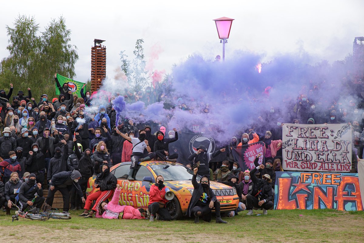 La_Directa's tweet photo. #RODAELMÓN | @nutxa_acc repassa la guerra judicial contra l’antifeixisme alemany, arran del judici contra l’activista Lina E, que fa més de dos anys que es troba en presó preventiva malgrat la manca de proves.
▶️ https://t.co/9Fc1ekZKQo
#Directa559
#EnObert https://t.co/G322ySB5pI