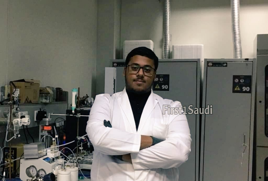 First1Saudi's tweet photo. الطالب #السعودي مهدي عيسى الجعفر 🇸🇦
من الأحساء يقدم بحث علمي لتحويل ثا��ي أكسيد الكربون لمادة بدائية يمكن الاستفادة منها في الصناعات والمصانع بأقل تكلفة ممكنة
وللحد من مشكلة الإحتباس الحراري المسبب لكوارث بيئية خطرة
ويشارك بمشروعه في إبداع 2022👏🏻 https://t.co/0LN5lrHjlx