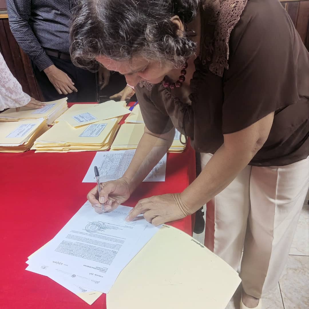 RECTORADOUPTNM's tweet photo. #Entérate | Entrega de resueltos de Jubilación y cancelación inmediata de prestaciones sociales, por el #SistemaPatria, al personal con más de 25 años de servicio laboral en #UPTNMLS, como política de #JUSTICIASOCIAL del #GobiernoBolivariano
@NicolasMaduro @mppeduniv @ildemaroga1 https://t.co/AlBytVY42E