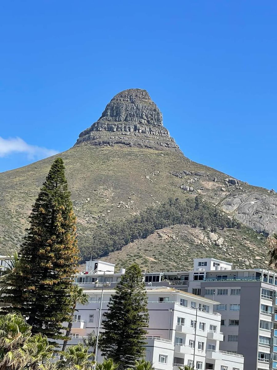 The beauty of Lions Head kissing the sky!!