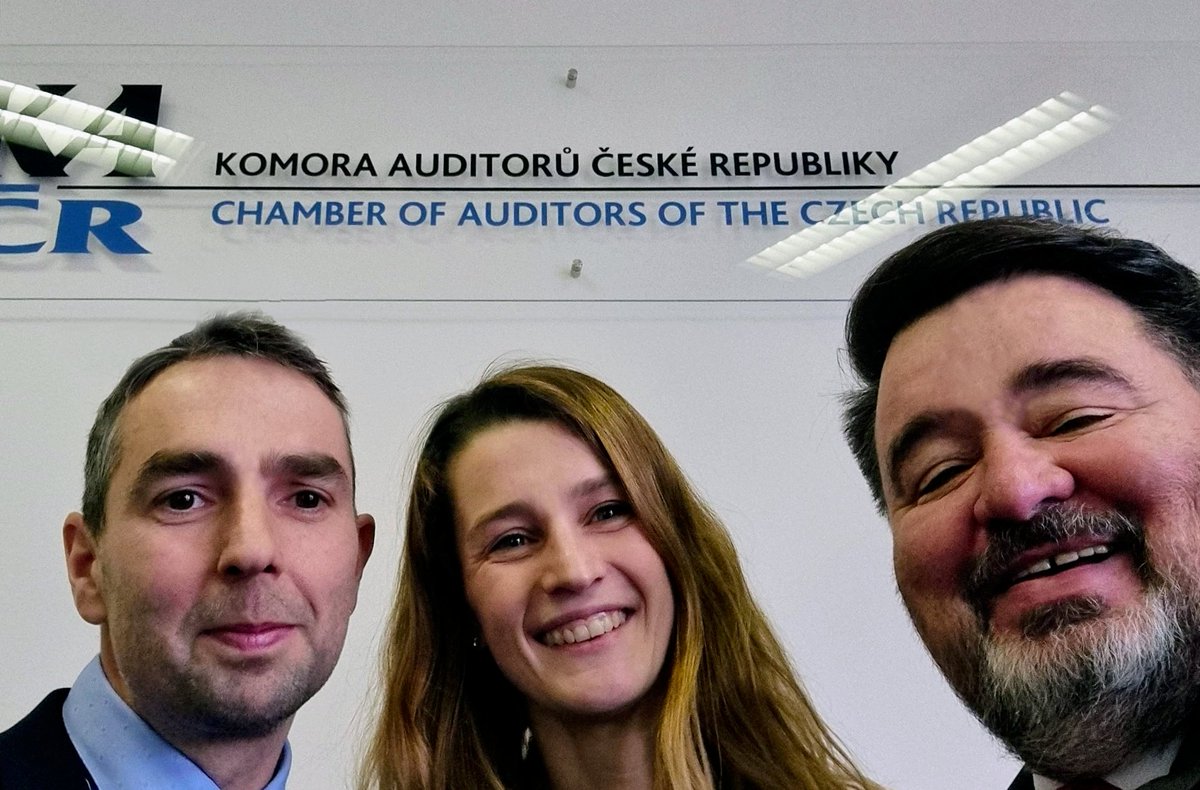 LMejzlik's tweet photo. Před Vánoci složili do rukou prezidenta Komory auditorů ČR auditorský slib dva noví auditoři Kristýna Grmelová a Pavel Suldovský.
Předal jsem jim oprávnění k výkonu auditorské činnosti a pogratuloval ke vstupu do auditorské profese. 

#audit #auditing #KACR https://t.co/UZtxwcU1Vi