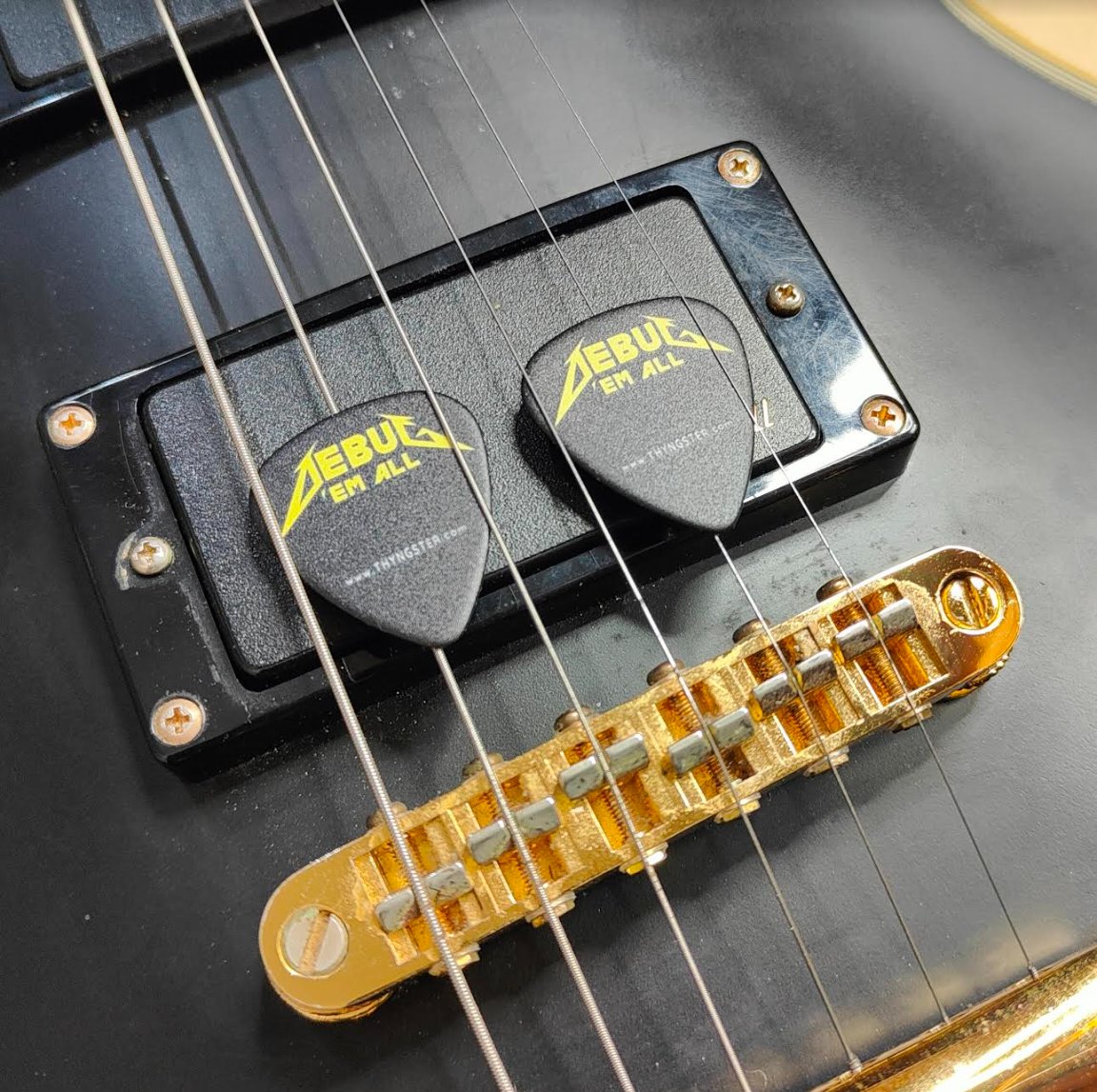 thyng's tweet image. Hey everyone! 

I'm excited to announce a year-end 'Debug'em All' t-shirt and 2 guitar picks giveaway🎉

Simply retweet/like/reply this message (no newly created accounts) or tweet.Random winner on January 5th noon

Good luck and thank you for your support this year!

#DebugEmAll