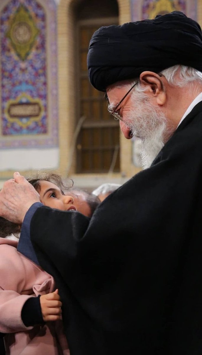 _mjn__'s tweet photo. الحنون والعطوف  #لبیک_یا_خامنه_ای https://t.co/dNl0HvNQyo