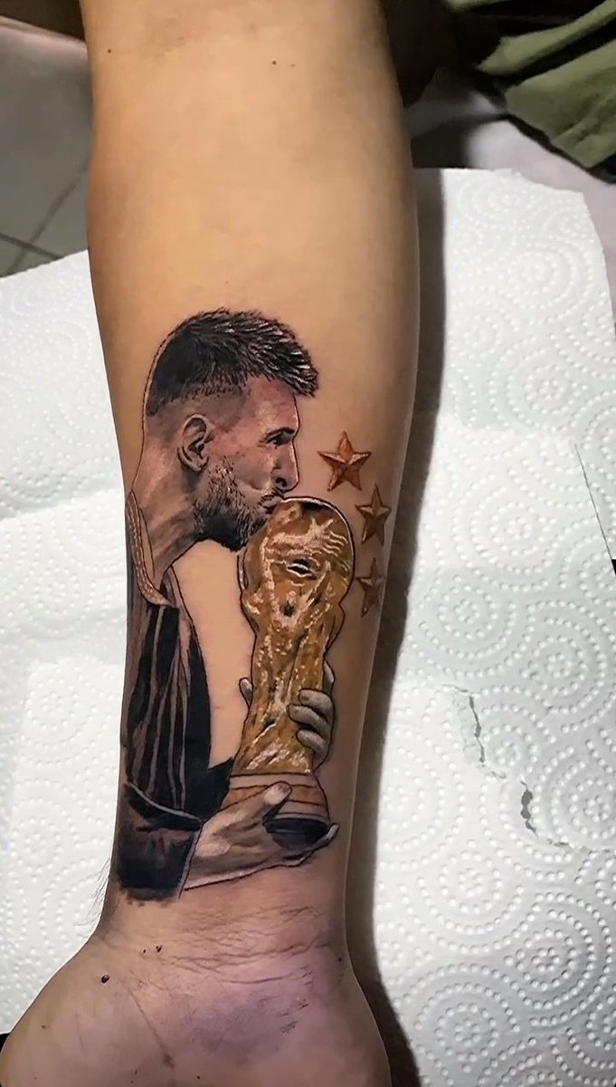 gabedits_'s tweet photo. el tatuaje de los tinchos y milis: el 23 por el dibu y una banderita argentina ☺️.

Los pibardos que defendimos a Lionel en 2011 y 2016 😎: https://t.co/A7eJOuuUlo