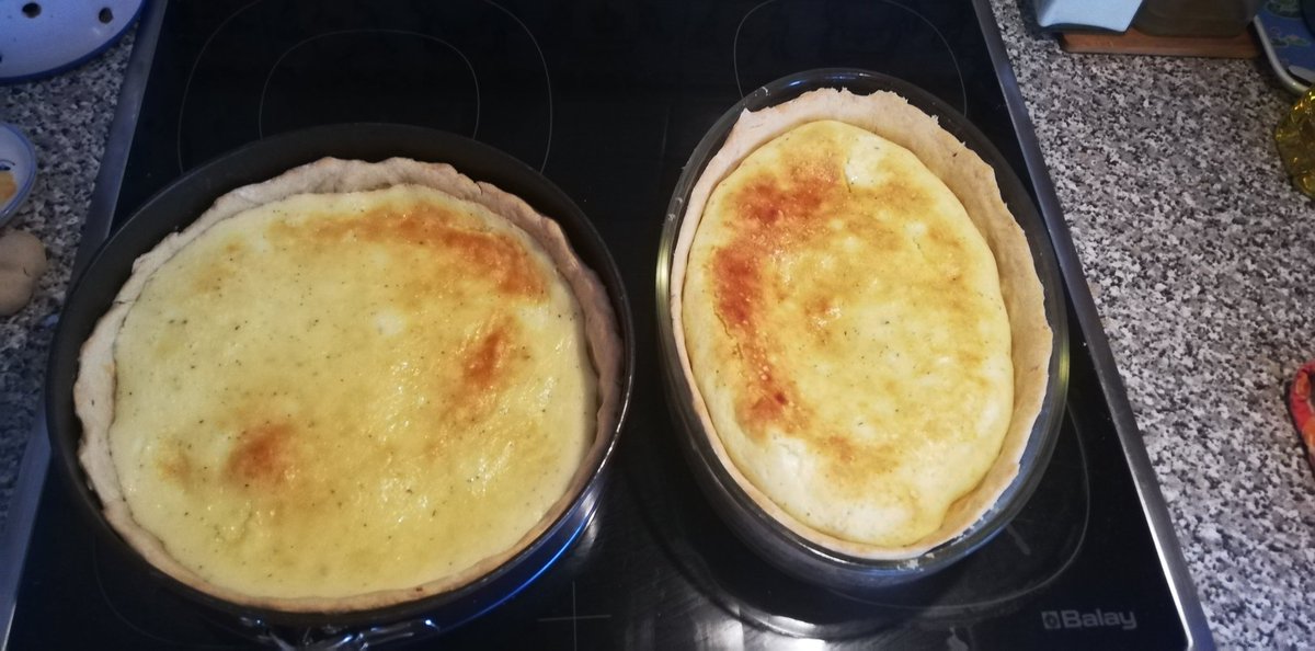 mtortosal's tweet photo. El flaó es un típico postre casero ibicenco de origen medieval que sabe a campo pagés... Huevos, anís, hierbabuena y requesón son su base. Y no es por nada pero me sale delicioso. Estos son para el cumple de 2 joyitas medio ibicencas. 😀😀 #flao #ibiza https://t.co/eglxFWtbQd