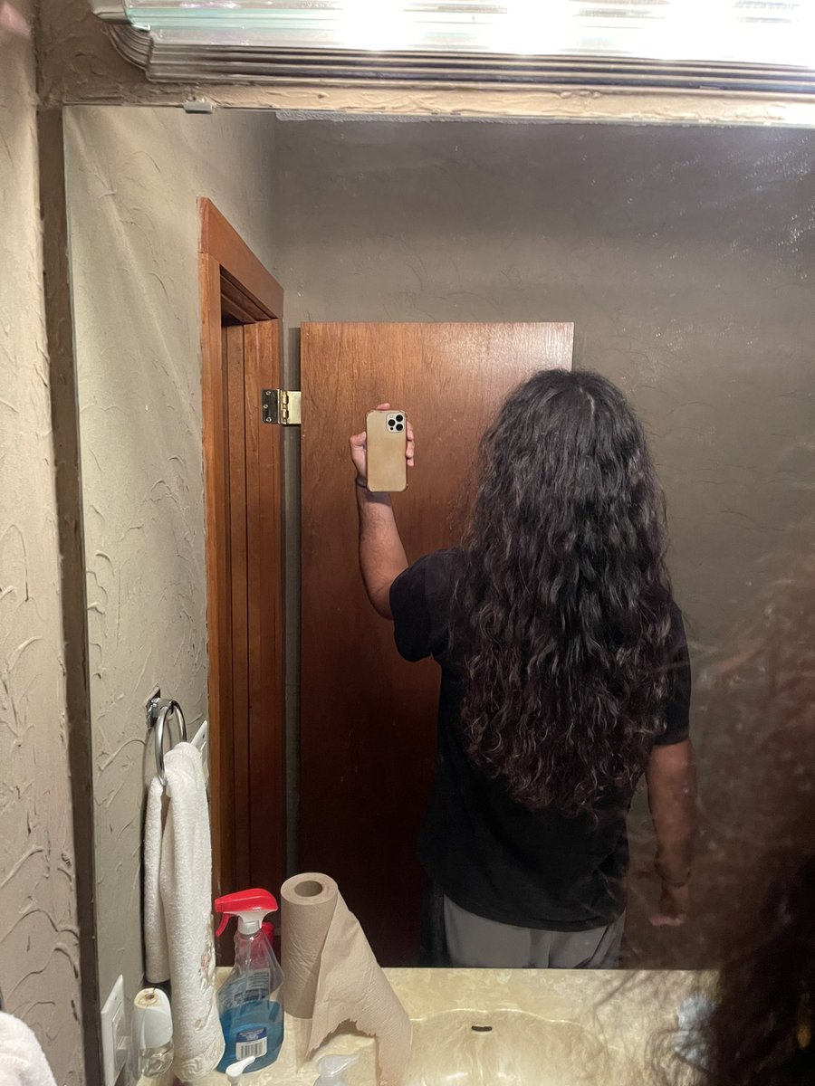 joshuanava2's tweet photo. Looking back at how long my hair was, and its actually insane . https://t.co/zrHTWyrDJn