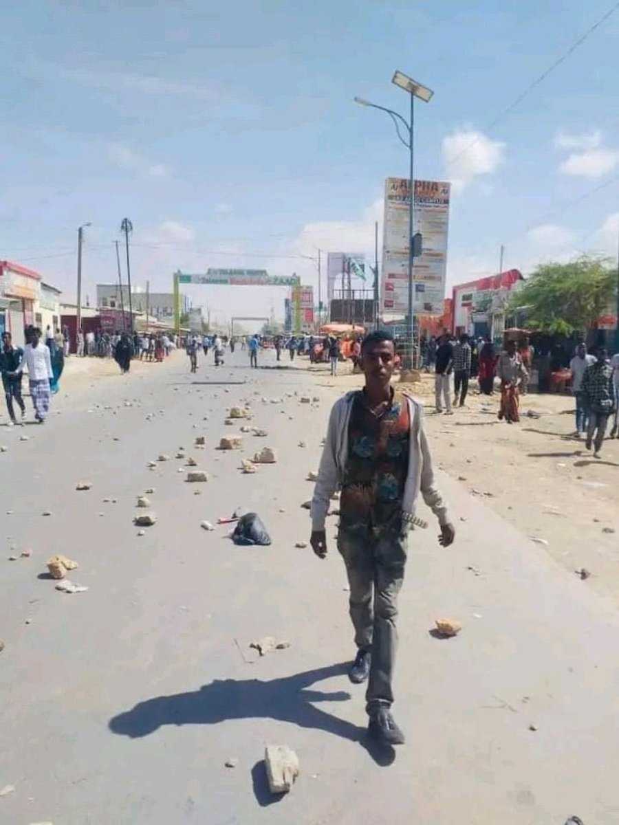 OmarSharmarke's tweet photo. The targeted killings of prominent figures and the security neglect in Lascanood must be condemned from all corners. The city deserve better and the ongoing clashes will only embolden its people https://t.co/HpknGfqtLj
