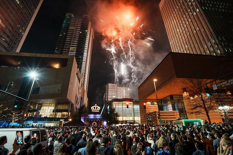NovantParade's tweet image. Celebrate New Year’s Eve in Uptown Charlotte 🎆 presented by Ally!

Festivities begin 12/31 at 8 p.m. On South Tryon St. at Levine Avenue of the Arts!

Expect live music, the lighting of the Queen City Crown 👑, and fireworks display at midnight!

📍: Levine Avenue of the Arts