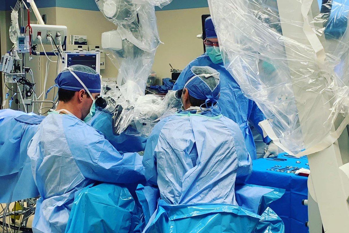MayoENTresident's tweet photo. Time for those last few cases before the new year! We’re staying busy this week with #sinussurgery, cochlear implants, #facialtrauma cases and more. See you in 2023 👋🏻 @MayoClinicENT @headmirror_com #otomatch #otomatch2023 #otolaryngology #ENT #ENTresidents https://t.co/IfbFNMAMOo