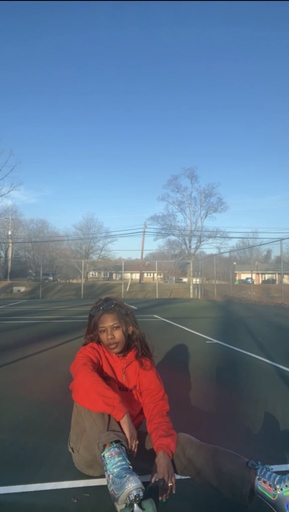 __nosidam's tweet photo. I’m officially the cool skater girl 🧡😁 https://t.co/I7Mkficpxc