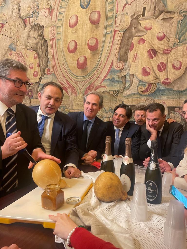 Caciocavallo pugliese e spumante d'Araprí nella buvette del Senato: così Fratelli d'Italia festeggia l'ok alla manovra: 'Viva la Puglia'

#enjoydarapri