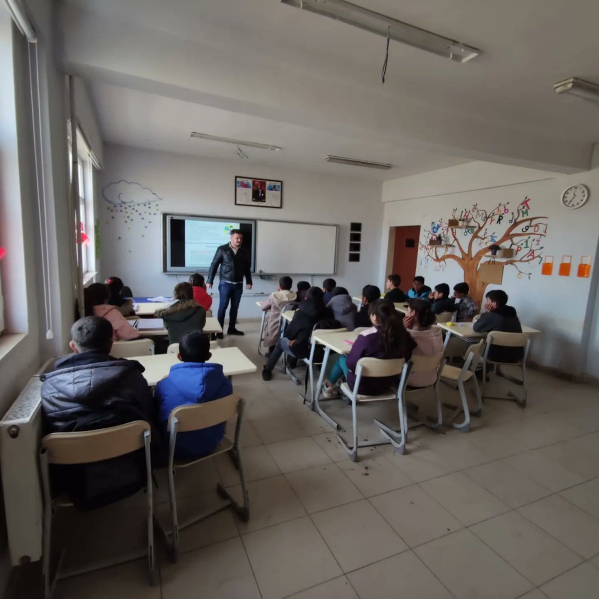 Dkayailkorta's tweet photo. Öğrencilerimize Rehber Öğretmenimiz İlhan Balcı tarafından akran zorbalığı semineri verildi.
@tcmeb
@Erzurum_Mem
@skaygusuz
@karayazi25mem 
@muhliscicek25 https://t.co/OSrPKqNiY1