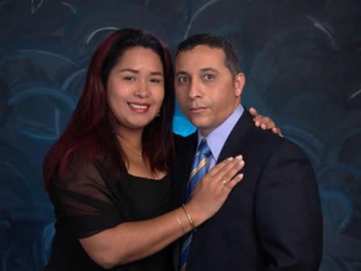 HFCardonaG's tweet photo. "Esteban Acosta, autodenominado apóstol; y su esposa, la pastora Lisbeth Bello, convencen a sus seguidores de hacer donaciones a cambio de favores religiosos, mientras ellos amasan fortunas para costear una vida de lujos"
@VoragineCo https://t.co/SJgAiOJZ1e