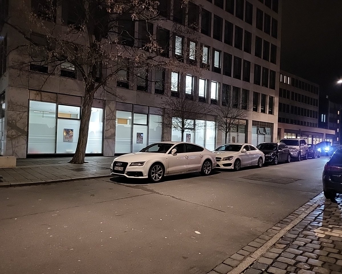 Parken in der Feuerwehranfahrt @PolizeiMFR @nuernberg_de . Hier stzdas Geld auf der Straße!