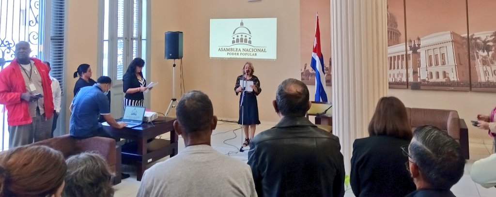 AsambleaCuba's tweet photo. Participan #EstebanLazo y @anamarianpp, presidente y vicepresidenta de Asamblea Nacional del #PoderPopular, respectivamente; en emotivo vespertino por Fin de Año y aniversario 64 de la Revolución con los trabajadores de las Oficinas Auxiliares de la @AsambleaCuba 
#JuntarYVencer https://t.co/KMqBljCdLL