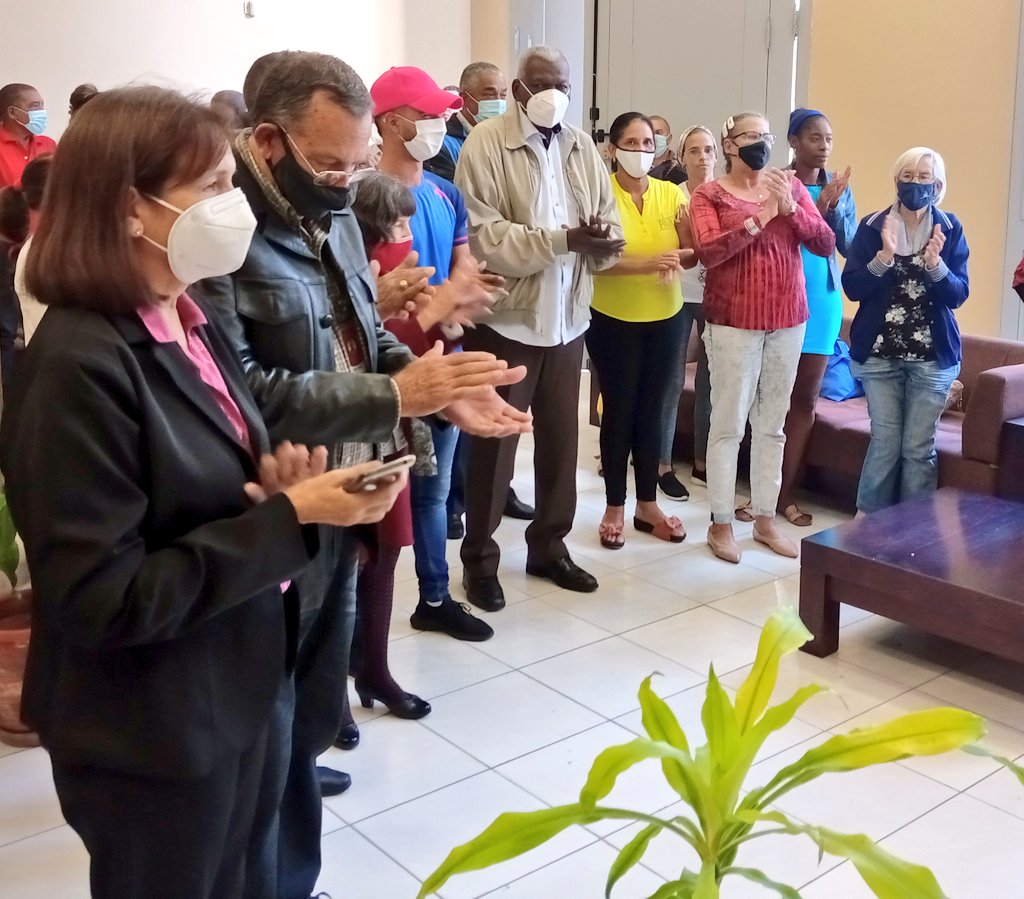 AsambleaCuba's tweet photo. Participan #EstebanLazo y @anamarianpp, presidente y vicepresidenta de Asamblea Nacional del #PoderPopular, respectivamente; en emotivo vespertino por Fin de Año y aniversario 64 de la Revolución con los trabajadores de las Oficinas Auxiliares de la @AsambleaCuba 
#JuntarYVencer https://t.co/KMqBljCdLL