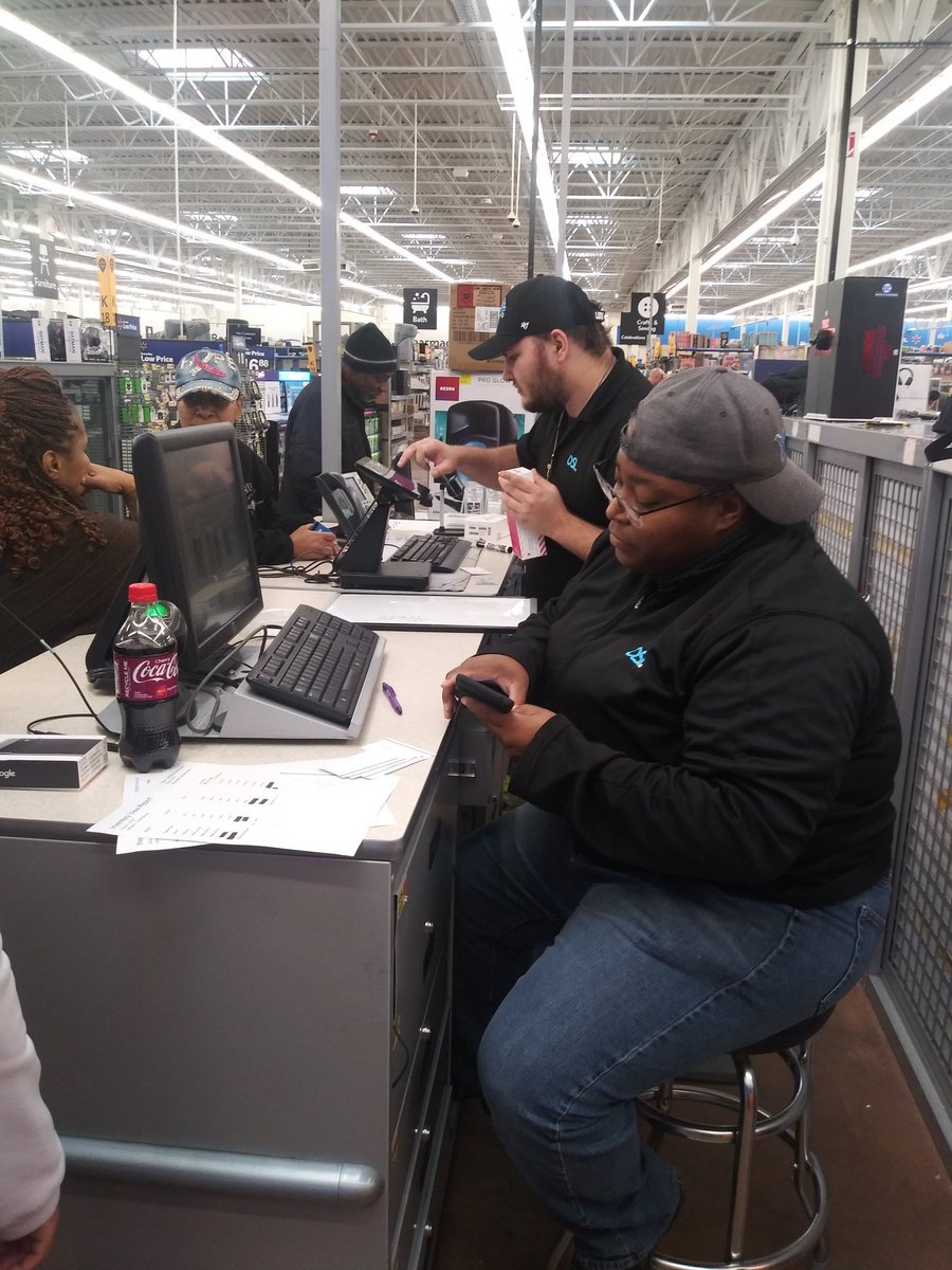 #MBTM #Walmart <a href="/WinstonAwadzi/">Winston Awadzi</a> <a href="/Noirot/">Mike Noirot</a> <a href="/thayesnet/">Terry Hayes</a> Getting those activations done!
