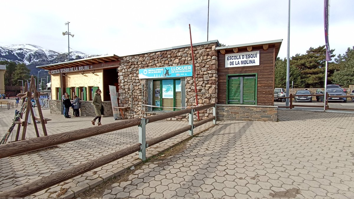 CalduchCuervo's tweet photo. Que gusto encontrar una estación de esquí adaptado, que cuenta con centro de acogida de visitantes con discapacidad, acceso real garantizado, protocolos de ayuda de ascenso y descenso, telecabinas y pistas adaptadas...
Gracias #LaMolina ❤️

#Sharediversitas
#Universidaduoc https://t.co/hpjddICumk