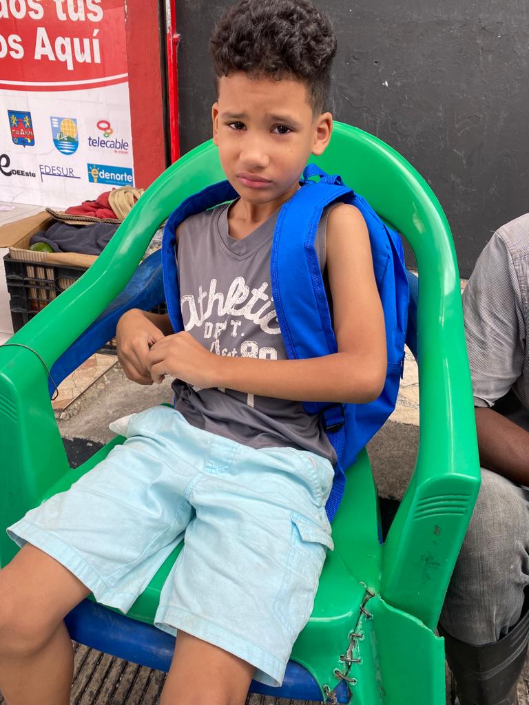 Este niño fue encontrado en el km 8 1/2 de la av. Independencia. Dice que su mamá lo votó de la casa. Fue llevado al Plan Piloto por si alguien sabe quien es el papá o la mamá, aunque el no quiere ir con ella. <a href="/SIN24Horas/">Noticias SIN</a> <a href="/CONANIRDo/">Consejo Nacional para la Niñez y la Adolescencia</a>