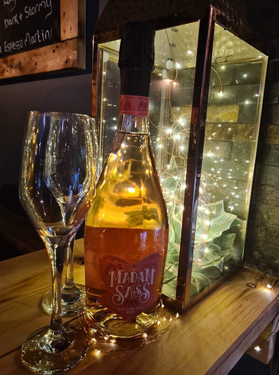 BudeFive's tweet photo. Had enough indulgence yet?

Fizz for your festive Thursday ❤

#ThirtyFive #MerryChristmas https://t.co/kHIdLgs9N7