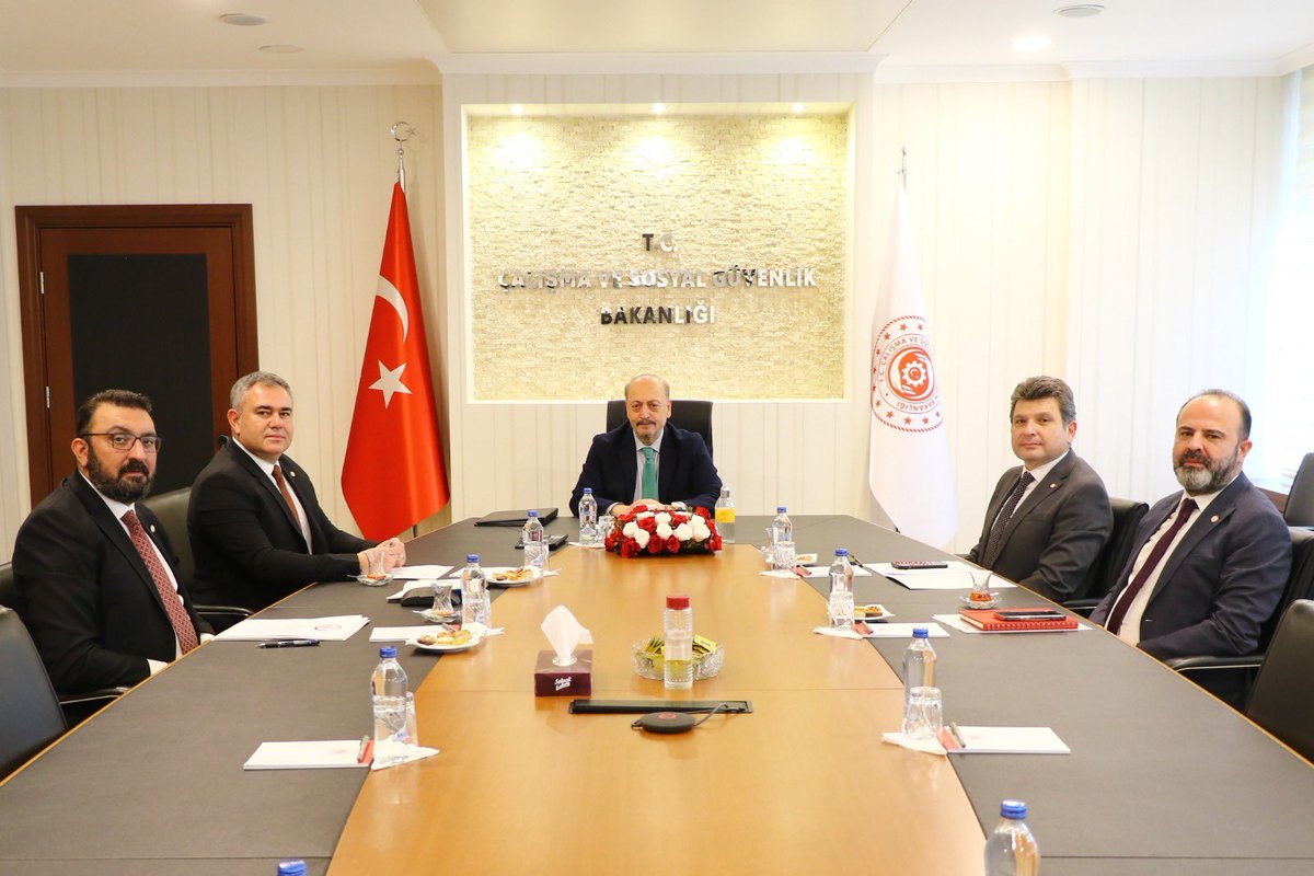 Türk Eczacıları Birliği Merkez Heyeti, T.C. Çalışma ve Sosyal Güvenlik Bakanı Sayın Prof. Dr. Vedat Bilgin’i makamında ziyaret ederek bir görüşme gerçekleştirdi. Görüşmede SGK ile Birliğimiz arasındaki Protokol revizyon süreci değerlendirildi. 

bit.ly/3VrjBZz