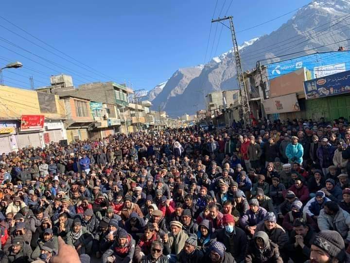 ProgressiveGil1's tweet photo. From Gilgit to Gawadar people are protesting for fundamental rights. However the irony is, mainstream media focuses only on crumbling economy and political disputes between parties.
#GilgitBaltistan #GwadarUnderSieged https://t.co/fXnx1WUNgO