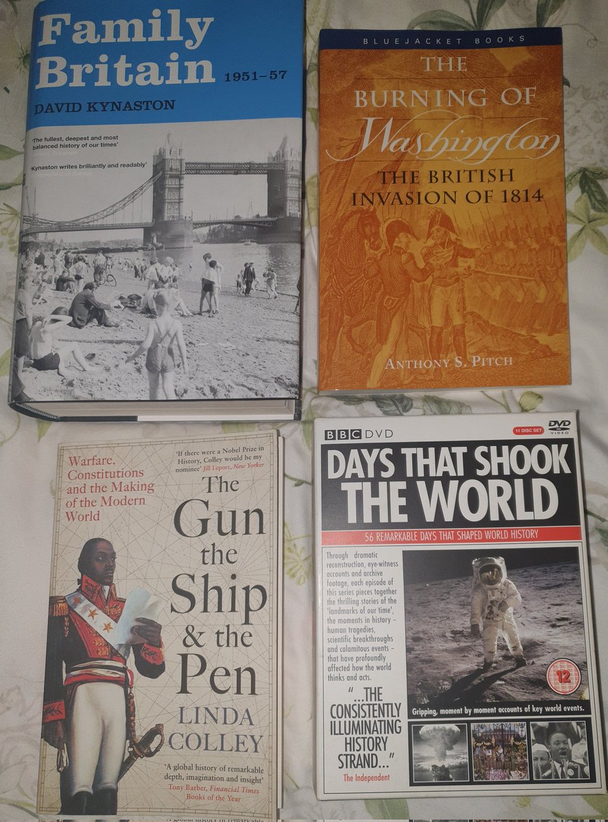 HT_098's tweet photo. Masterclass by the family on how to buy Christmas presents for a History teacher 🎁 https://t.co/XWnFRhDDIG