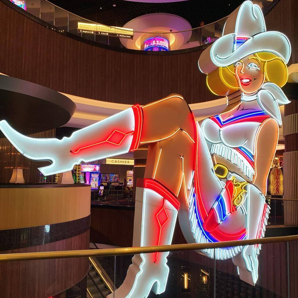 sam_whit22's tweet photo. Post-Christmas Las Vegas fun 🎰 

#vegasbaby #lasvegasstrip #sincity #vegasready #travelgram #vegasvacation https://t.co/Prm3eeWeYN https://t.co/2TdDElirww