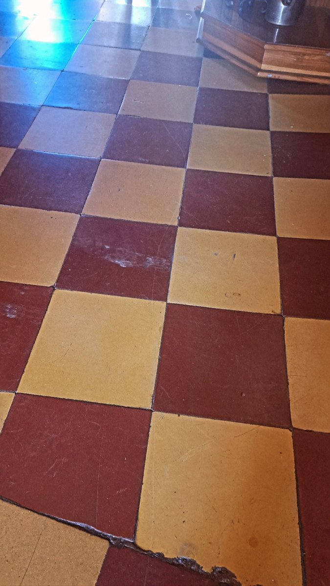 JuanGutierrezR's tweet photo. Si la casa donde van a pasar el 31 tiene el piso así, procuren comprar buen pedialite y comer bien que esa gente toma como sino hubiera un mañana. https://t.co/mBKhmclHVB