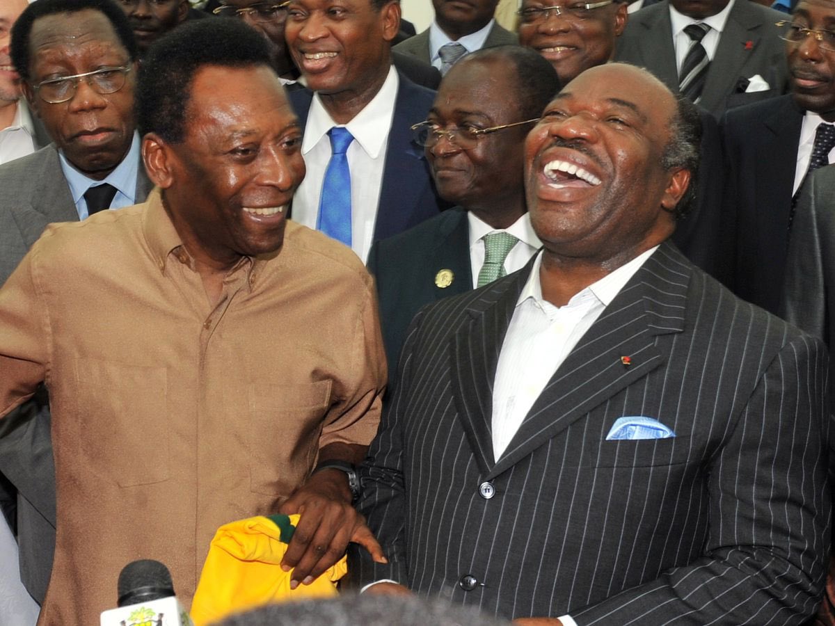 Il était tout simplement le plus grand.
Celui qui a élevé le #football au rang d'art.
Ce soir, Dieu a rappelé à ses côtés le Roi #Pelé.
En 2012, Pelé était venu au #Gabon.
Je garderai à jamais en mémoire les moments passés ensemble. Sa gentillesse, son humanité.
Repose en paix !