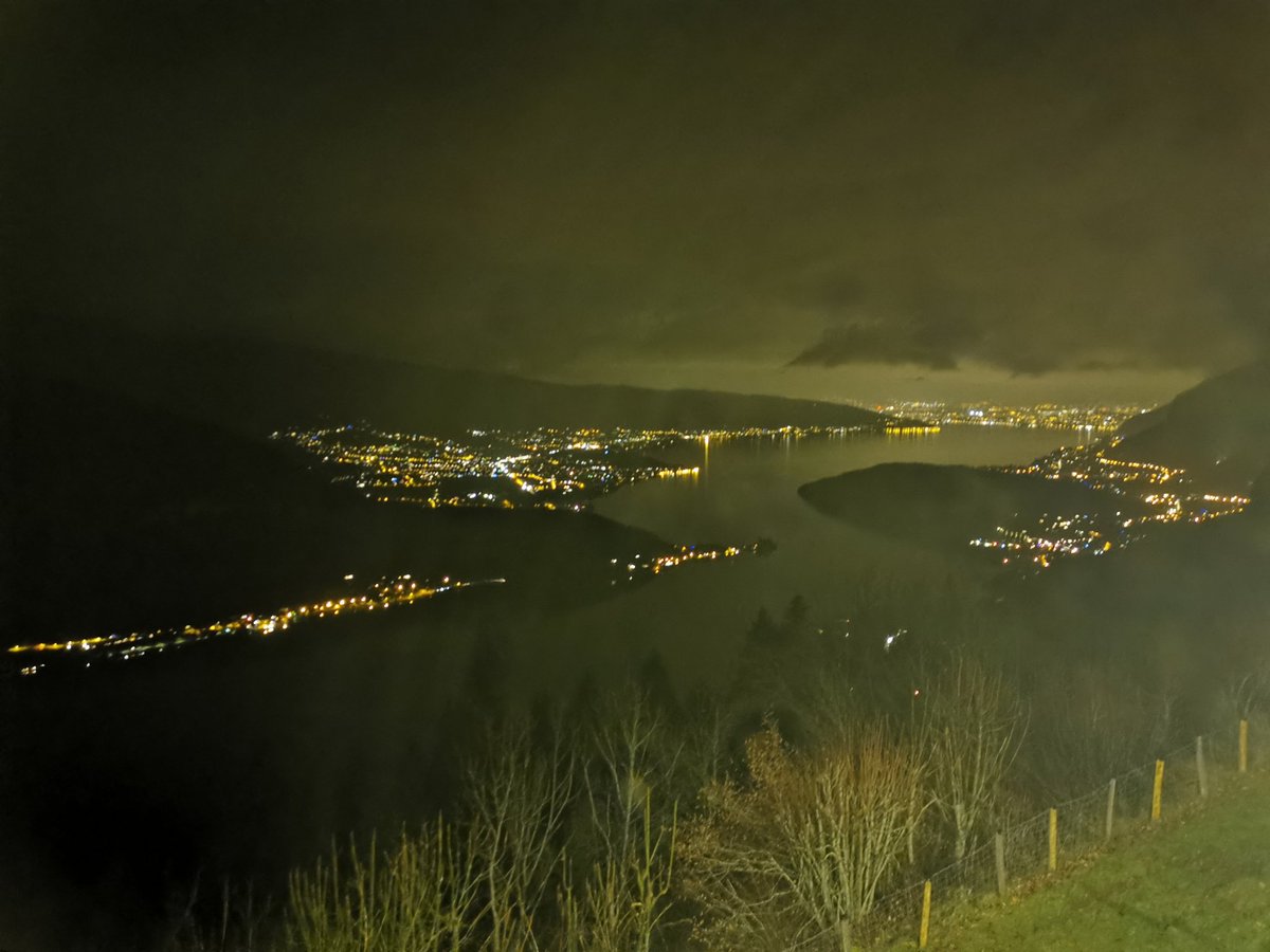 PFGarcier's tweet photo. Quelques minutes avant le black-out total du lac d'annecy #blackout #coupure #courant #EDF #annecy https://t.co/0CjJ9nPHJ4