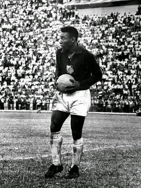 Juezcentral's tweet photo. Semis de Copa de Brasil, 1963. Gremio ganaba 3-1. Santos lo da vuelta con hattrick de Pelé. En el segundo tiempo, expulsan al portero y Pelé va al arco y salva a su equipo en dos ocasiones. Santos a la final. Así de grande era O Rei. https://t.co/orG5GAOi3o