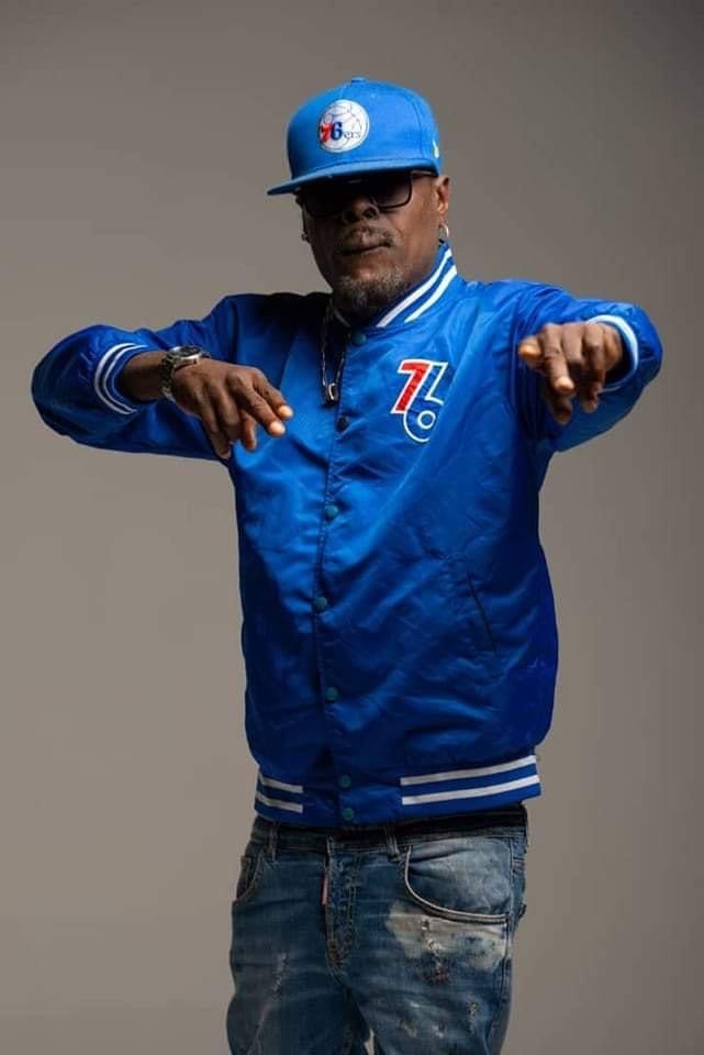 Prom_Ivoire's tweet photo. PETIT DENIS dit DENCO 🇨🇮:

“ Si je n’étais pas un Artiste-Chanteur,mon rêve allait être,d’être un vendeur de fleurs” https://t.co/BbFraE6px8