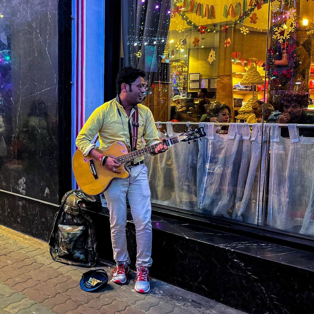 pramitdebmallik's tweet photo. Busking. 
A performer in front of the iconic Flurys Tea Room on Park Street, playing to the bustling crowds this festive season. 

📷: iPhone 13 Mini. 

#shotoniphone #christmas #travelgram #streetsofkolkata #streetsofindia #streetphotography #spicoll… https://t.co/V3EkaNREgs https://t.co/auMYYamVba