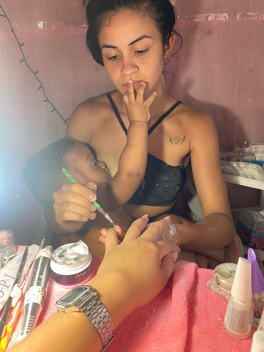 Entre a maternidade e o empreendedorismo, aparecem o cansaço e as inseguranças. Será que estou sendo uma boa mãe? Será que minhas clientes não vão querer voltar aqui? Muitas vezes mostramos só a parte bonita do da a dia, mais oq ninguém vê são os desafios que enfrentamos para+