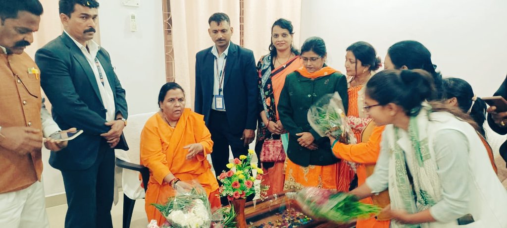 rakeshs08547181's tweet photo. सुश्री उमा भारती जी ने भी संविदा स्वास्थ्य कर्मचारियों का समर्थन किया - जिला छिंदवाड़ा एवम प्रतिनिधि मण्डल से मुलाक़ात की। क्या @ChouhanShivraj को शोषित एवं वंचित वर्ग की पीड़ा सुनाई नहीं देती?
#कोरोना_योद्धा 
#कब_सुनोगे_मामाजी
@aajtak
@DrPRChoudhary
@OfficeOfKNath
@ZeeMPCG https://t.co/J3sCc2E8X6