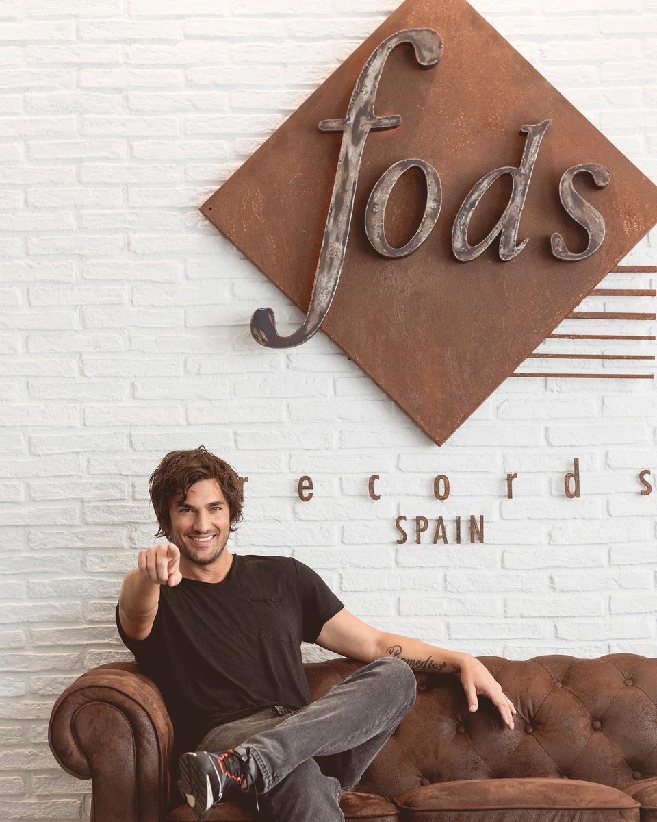 A punto de despachar el 2022… y ya a las puertas de un 2023 apasionante… 
Yo lo comenzaré con mi nueva familia de <a href="/FodsRecords/">Fods Records</a> y haremos música al andar
Gracias queridos #Eloy y <a href="/fabiopmartin/">Fabio P. Martín </a> por abrirme las puertas de vuestra casa, me ha encantado descubrir vuestra familia❤️🎼