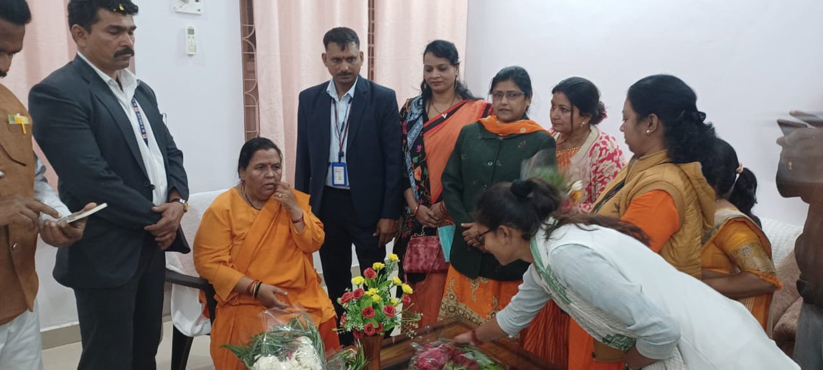 rakeshs08547181's tweet photo. सुश्री उमा भारती जी ने भी संविदा स्वास्थ्य कर्मचारियों का समर्थन किया - जिला छिंदवाड़ा एवम प्रतिनिधि मण्डल से मुलाक़ात की। क्या @ChouhanShivraj को शोषित एवं वंचित वर्ग की पीड़ा सुनाई नहीं देती?
#कोरोना_योद्धा 
#कब_सुनोगे_मामाजी
@aajtak
@DrPRChoudhary
@OfficeOfKNath
@ZeeMPCG https://t.co/J3sCc2E8X6