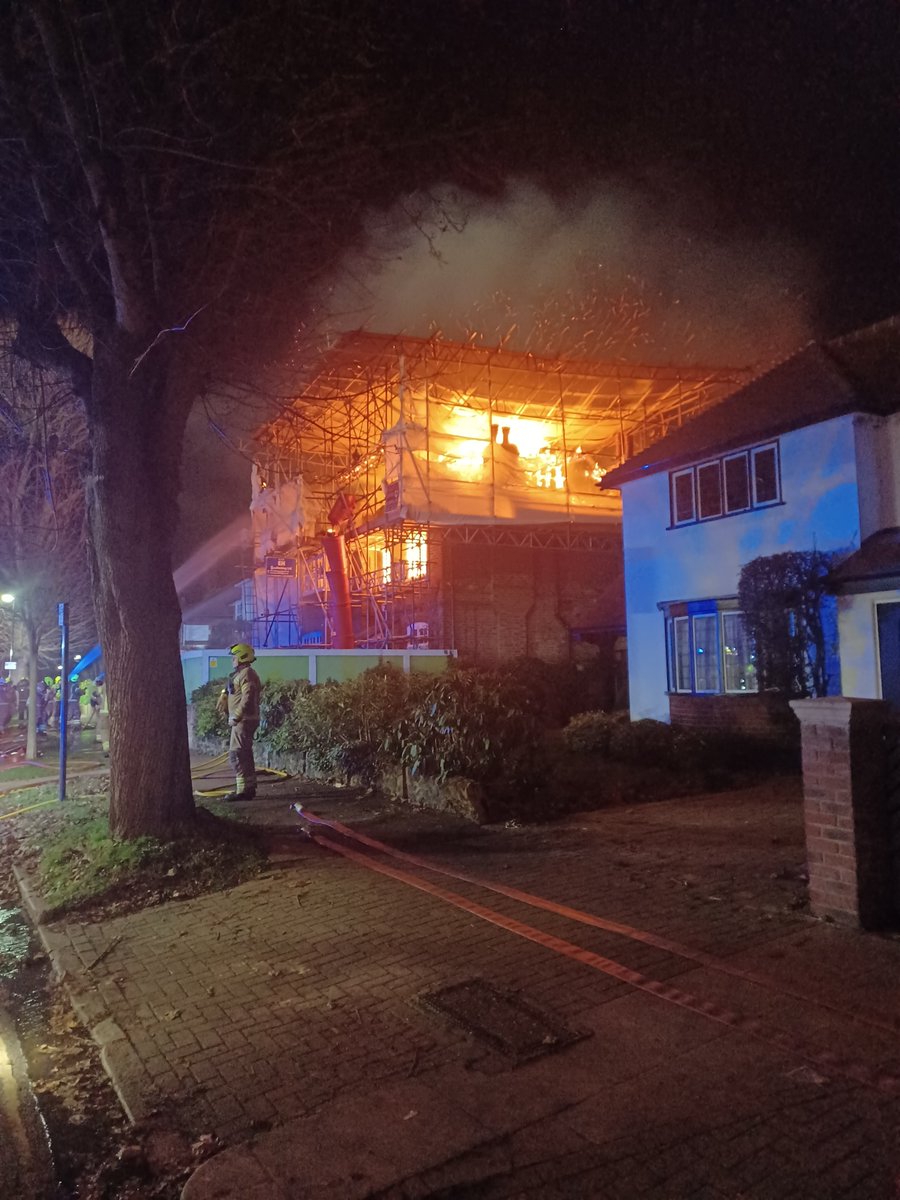 LondonFire's tweet photo. Eight fire engines and around 60 firefighters are tackling a fire at a house under refurbishment on Park Road in #Chiswick. Whole of the roof and first floor are alight. No reports of any injuries https://t.co/ZDmtxznPBD