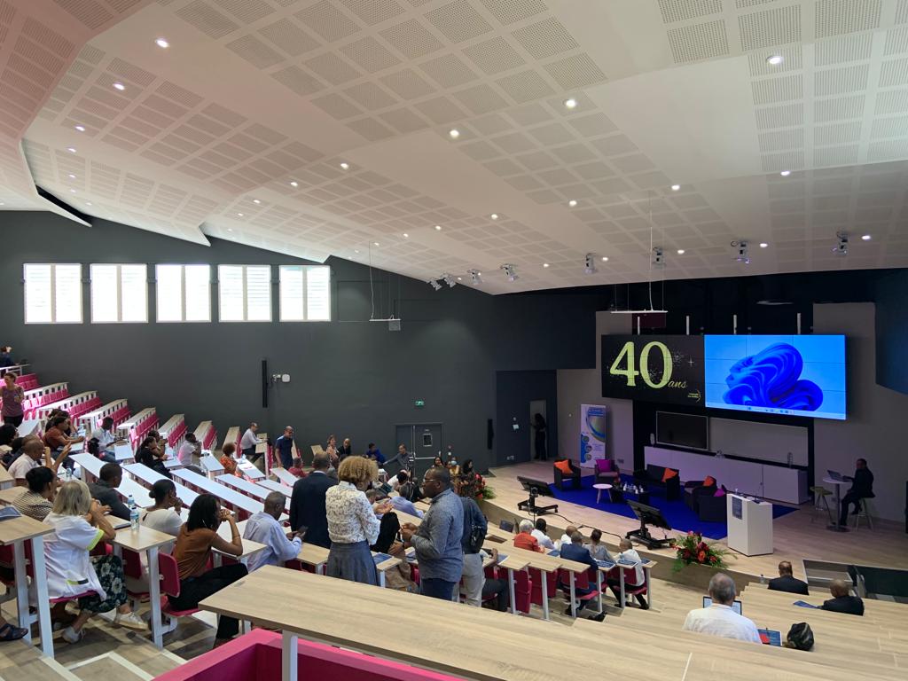 ChaireOutreMer's tweet photo. Et enfin, souhaitons à nouveau un très joyeux anniversaire à nos collègues de l'@UnivAntilles qui fêtaient le 40è anniversaire de l'UA !! 🥳

Présente, la Chaire a tenu à renouveler l'engagement de @SciencesPo pour la poursuite de notre "Programme d'excellence" commun ScPo/UA. https://t.co/3qvAZBuqYb