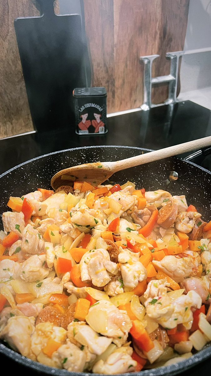 DollyHPN's tweet photo. In my happy place 👩🏻‍🍳 

Can you tell what I’m making? 🤔 

#Cooking #ChefHolly https://t.co/b4d7j2Ze7s