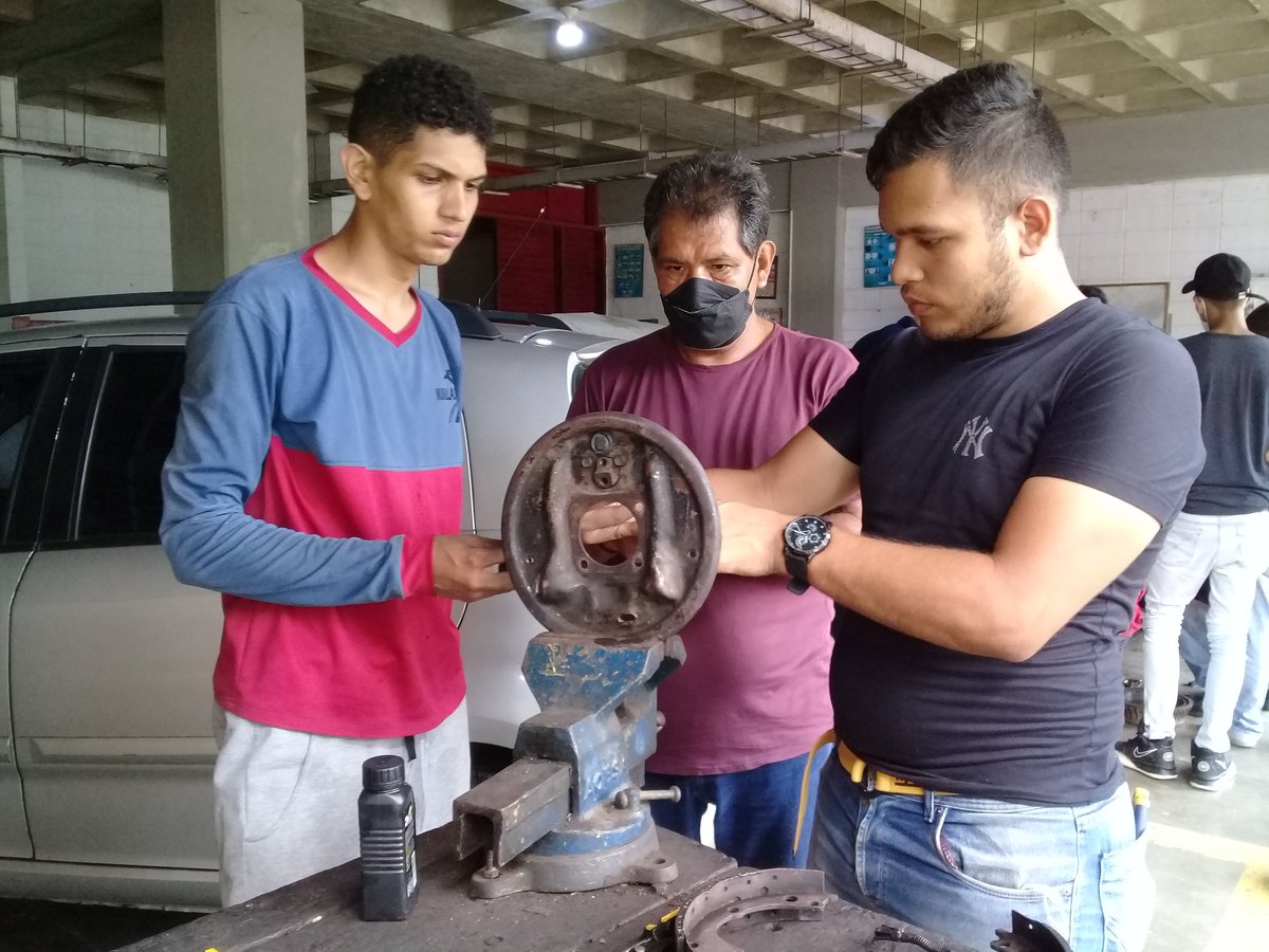 En 2022 un total de 880.033 hombres y mujeres se formaron en nuestras aulas con la firme esperanza de mejorar no solo la economía nacional, sino la de todo un país que cuenta con su gente.

<a href="/NicolasMaduro/">Nicolás Maduro</a>
<a href="/_LaAvanzadora/">Yelitze Santaella</a>
<a href="/WuikelmanAngelP/">Wuikelman Angel P.</a>

#FórmateEnElInces 
#GMVVMetaCumplida