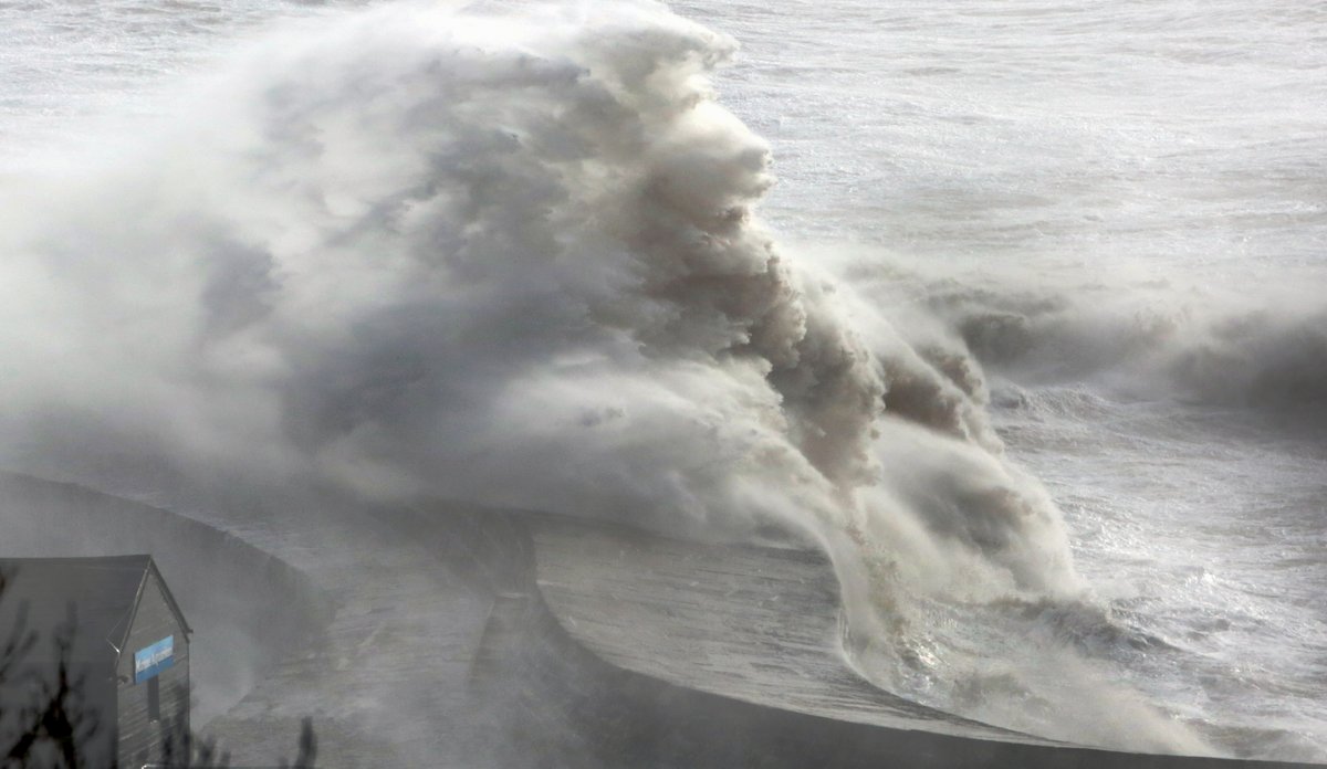 Cloud9weather1's tweet image. Giant Sea Horse leaps over the Cobb Wall, Lyme Regis
@StormHour