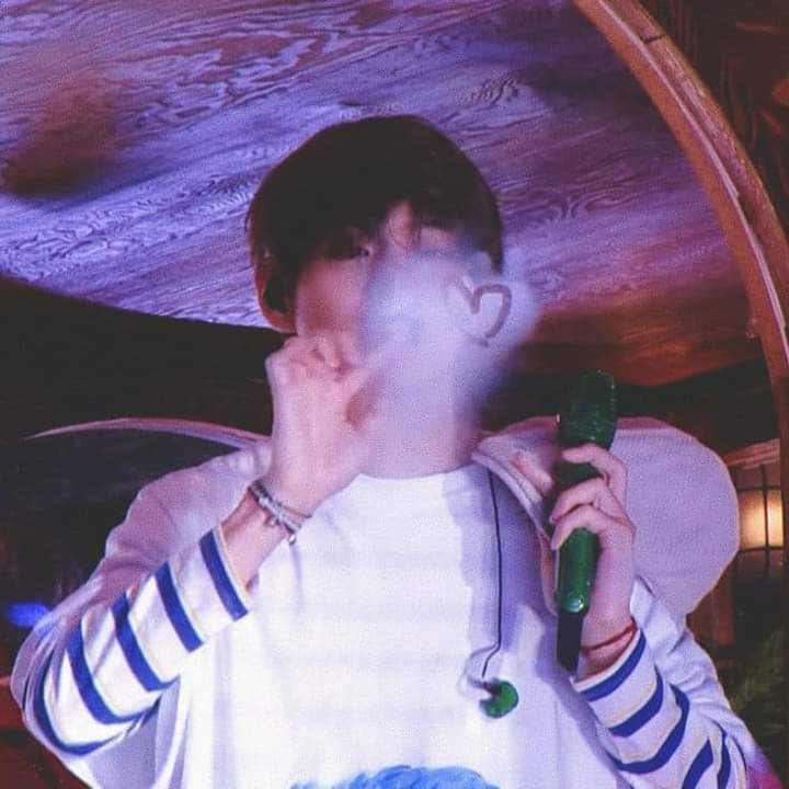 th_vantae's tweet photo. KIM TAEHYUNG TE AMO FLACO Y UN TE AMO NO ES SUFICIENTE PARA EXPRESAR TODO LO QUE ME HACES SENTIR.

#HAPPYVDAY #TAEHYUNGDAY https://t.co/nBBbgfhzcp