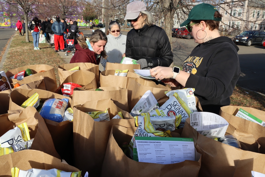 uwgnh's tweet photo. During the winter break there's a great need of food for many NHPS students who would normally get meals from school. Thanks to our partners and volunteers, bags were distributed to almost 1K families in need! Couldn't be more grateful for this collaboration! #liveunited https://t.co/3SWLl78sC1