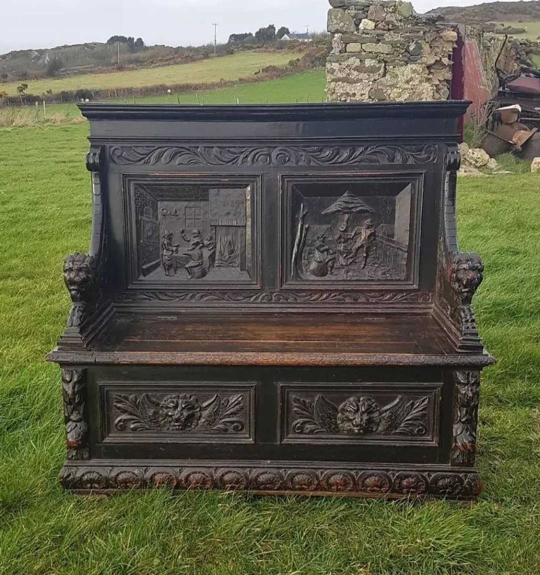 angleseyantique's tweet photo. A Victorian carved oak settle.
Available at Anglesey antiques and interiors 31castle st Beaumaris Anglesey LL58AP Thanks 
#gothicrevival #carvedoak #boxedsettle #sjorfordantiques https://t.co/M5VzCrXVkl