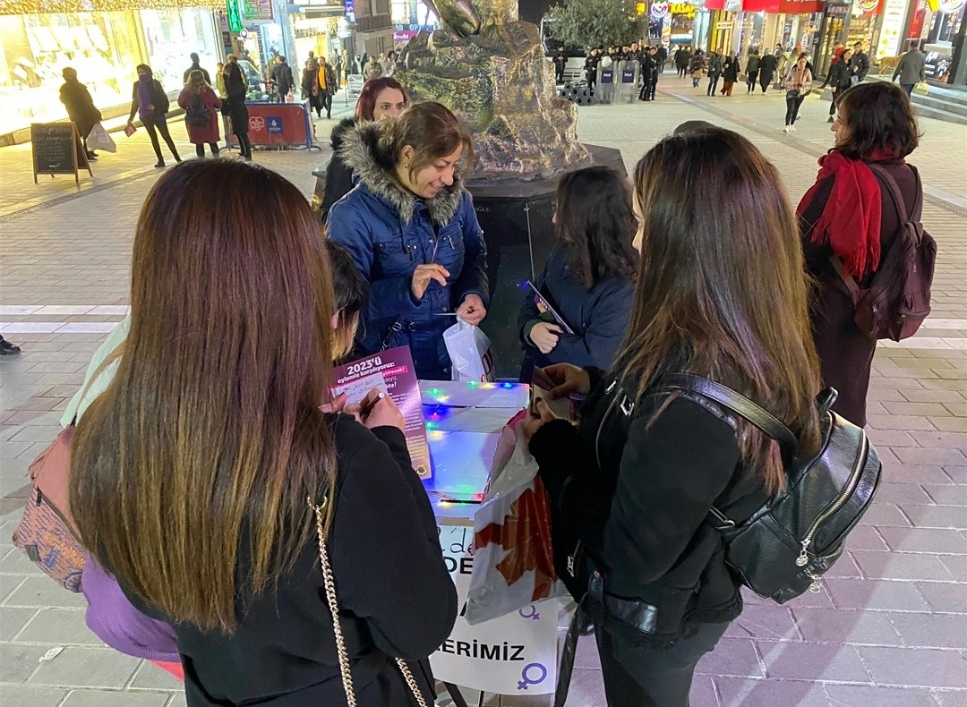 avcilarkadin's tweet photo. Avcılar meydanda 8 Ocak bildirilerimizi hep birlikte dağıttık 🎉 Erkek şiddetinden savaşa, cinsel istismardan yoksulluğa, her konuda söyleyecek sözümüz var! 8 Ocak saat 15.00'de Kadıköy'deyiz! https://t.co/MGsTJPAheW
